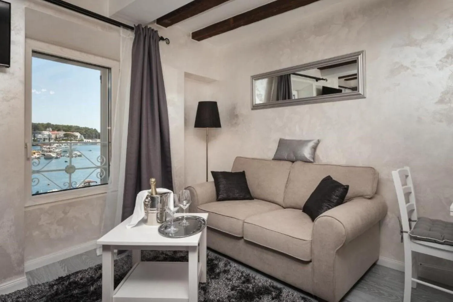 רוביני Apartments Regent 2 - Exclusive Location 0*,